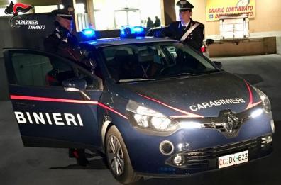 Sava, vessava i clienti all'uscita del supermercato: denunciato nigeriano