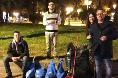 A 25 anni pulisce da solo piazza dopo bagordi del sabato