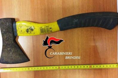 Torchiarolo, minaccia moglie con un'ascia nonostante divieto di avvicinamento: arrestato
