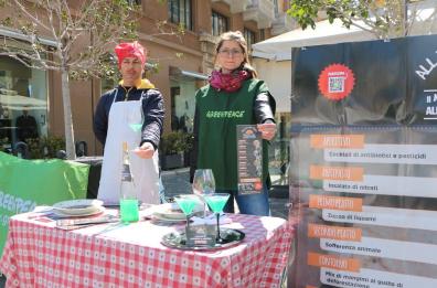 Bari, Greenpeace in piazza con il Menù PACco: dall’insalata di nitrati alla zuppa di liquami