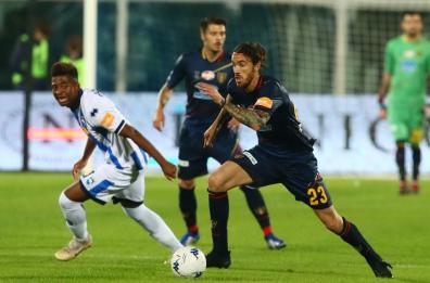 Il Lecce batte il Pescara 2-0. Scontri fra tifosi prima del match, feriti