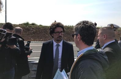 Toritto, Toninelli inaugura tratto SS96 e polemizza su assenza di Emiliano. Smentito da tweet ambasciata Usa: è a Roma