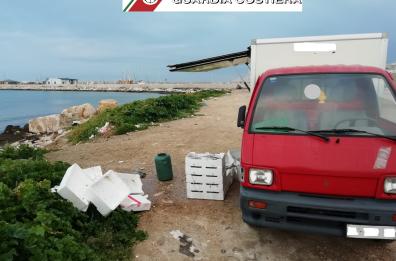 Molfetta, pescivendolo ambulante abbandona rifiuti: denunciato