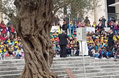 I bimbi del Gargano donano a Papa Francesco un ulivo secolare in segno d'amicizia
