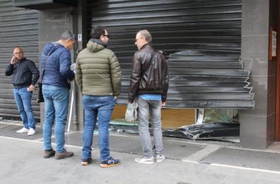 Foggia, sfondano con l'auto vetrina di negozio telefonia e computer e fanno razzia