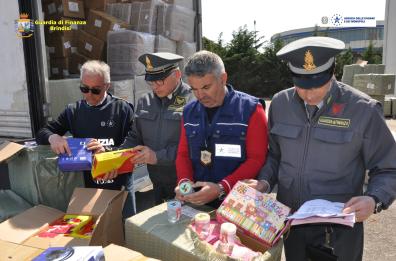 Brindisi, GdF sequestra 113mila prodotti made in China, tra giocattoli non sicuri e orologi falsi