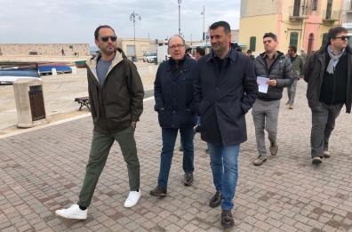 Torre a Mare set del nuovo film di Verdone, sopralluogo con De Laurentiis e Decaro