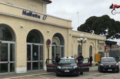 Picchia, palpeggia e rapina ragazza sola sul treno a Molfetta: arrestato 36enne