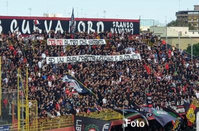 Foggia, la curva nord replica a Feltri: «Altro che saggista, sei analfabeta lecchino ed alcolista»