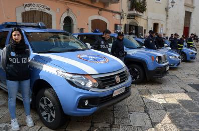 Bari, 33enne ferita da pistolettata all'addome: caccia al marito