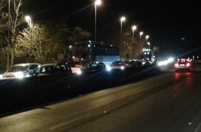 Bari, tir fuori strada sulla SS100: lunghe code e traffico in tilt