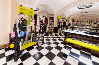 Milano, «Prada Invites»: 3 architetti presentano 3 pezzi unici, c'è anche una borsa che si trasforma in un indumento