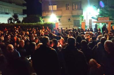 Cagnano Varano, migliaia di fiaccole per dire no alla violenza