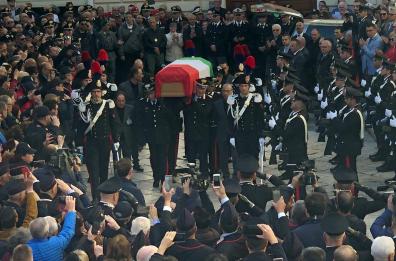 L'ultimo saluto per il carabiniere ucciso
Ai funerali Conte, Lezzi, Fico e Trenta
Indagato in carcere non risponde