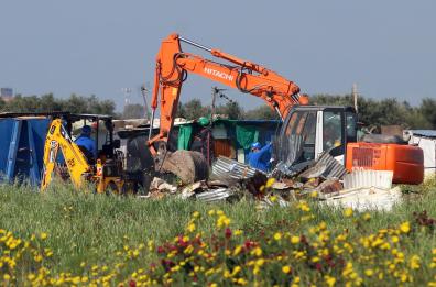 Migranti, ruspe abbattono 19 baracche nel ghetto di Borgo Mezzanone 