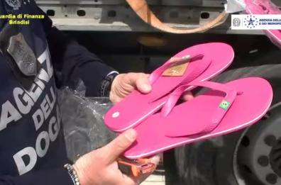 Porto Brindisi, GdF sequestra 57mila paia di infradito Havaianas false