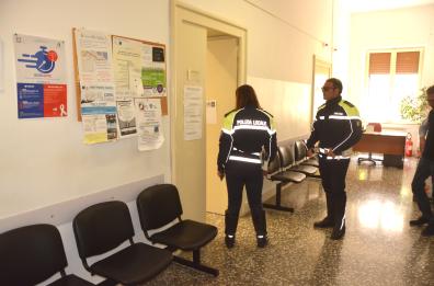 Impiegata assessorato gli nega soldi: straniero la aggredisce e mette sottosopra ufficio