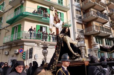 Sabato Santo a Molfetta, la processione con gli occhi di un confratello della morte