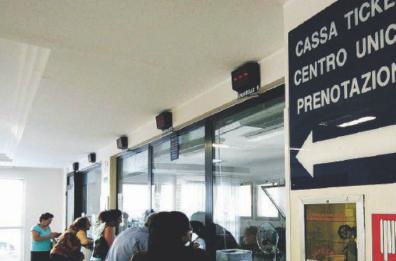 Puglia, verso lo stop all'intra-moenia: blocco visite a pagamento se file troppo lunghe