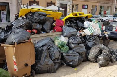 Bari, addio ai rifiuti per strada: ok ai cassonetti interrati nei quartieri Murat e Umbertino