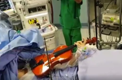 Taranto, operata di tumore al cervello mentre suona il violino