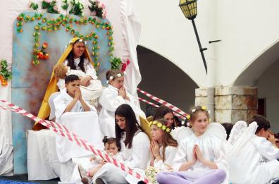 Santuario dell'Incoronata, la cavalcata con i bambini vestiti da angeli 