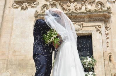 Matera, nella Capitale della Cultura vietato lanciare coriandoli agli sposi: «Deturpano»