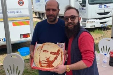 I ciak di Garrone e Zalone: e a Poggiorsini arriva la pizza col volto di Checco 