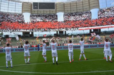 Al primo C...olpo il leit motiv
e il San Nicola si accende 