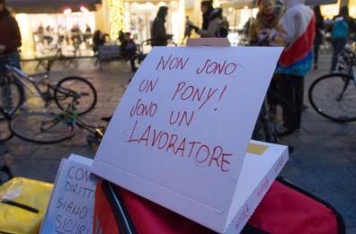 Bari, l'assessore: «Anch'io in bici per tutelare i riders»