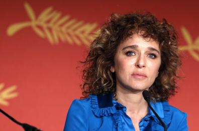 Bari, Valeria e il respiro del Mediterraneo: Golino premiata al Bifest. E saluta col pugno
