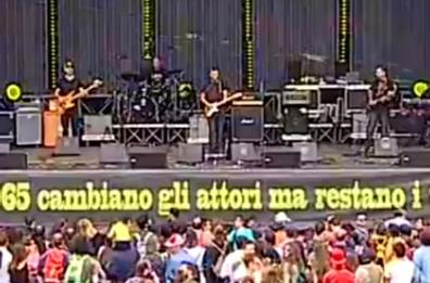 Taranto, lo striscione: dal 1965 cambiano gli attori ma restano i tumori