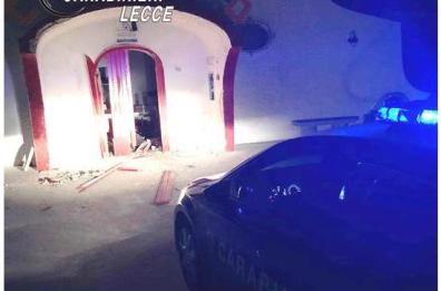 Lecce, bomba esplode e danneggia l’ingresso di un lido a Torre Chianca