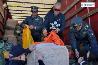  Brindisi, 5mila felpe cinesi su tir greco: sequestro al porto