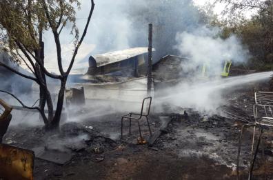 Bari, polizia locale tenta sgombero campo rom, occupanti appiccano il fuoco