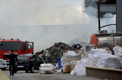 Bari, a fuoco 150 tonnellate di plastica in deposito Recuperi pugliesi