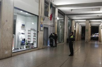 Lecce,  allarme-bomba nella galleria Mazzini: ma nel borsone solo rifiuti