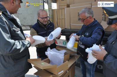 Porto Brindisi, sequestrate 11mila scarpe Fila contraffatte