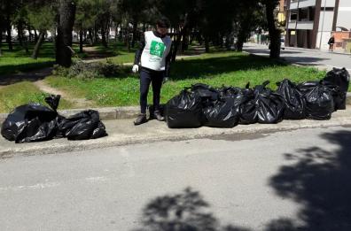Andria, con «Clean Up» grandi e piccoli puliscono il quartiere