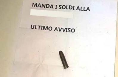 Tenta di estorcere soldi a ex compagno facendogli recapitare proiettile, 4 denunce