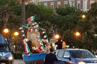 Bari, al via la Festa di San Nicola: mare troppo mosso e il quadro va in auto
