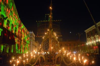 Bari,  lo spettacolo del corteo e della Caravella in processione