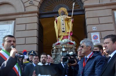 Bari, San Nicola e pellegrini in corteo poi la processione a mare