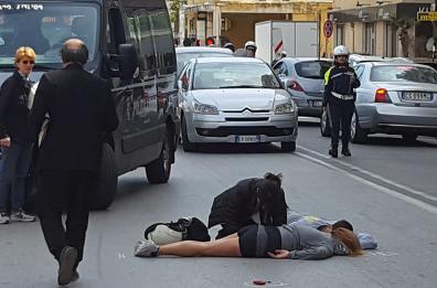 Bari, donna travolta da motociclista pirata: è grave