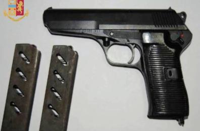 Martina Franca, polizia interviene per lite tra padre e figlio e trova pistola