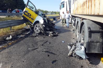 Mellitto, turisti muoiono schiacciati nel taxi: 3 vittime