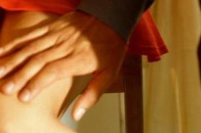 Salento, costringe la figlia a rapporti sessuali per 26 anni e quando lei si ribella la perseguita: 86enne sotto inchiesta
