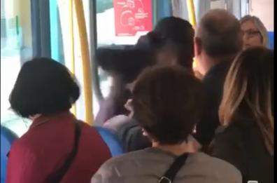 Triggiano, straniero senza biglietto sul treno: aggrediti un controllore e un poliziotto. Salvini: roba da matti IL VIDEO