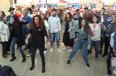 Auguri «Mamma Mia!»: il centro commerciale diventa palco da musical