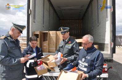 Porto Brindisi: nave con 15mila scarpe Nike contraffatte, sequestri